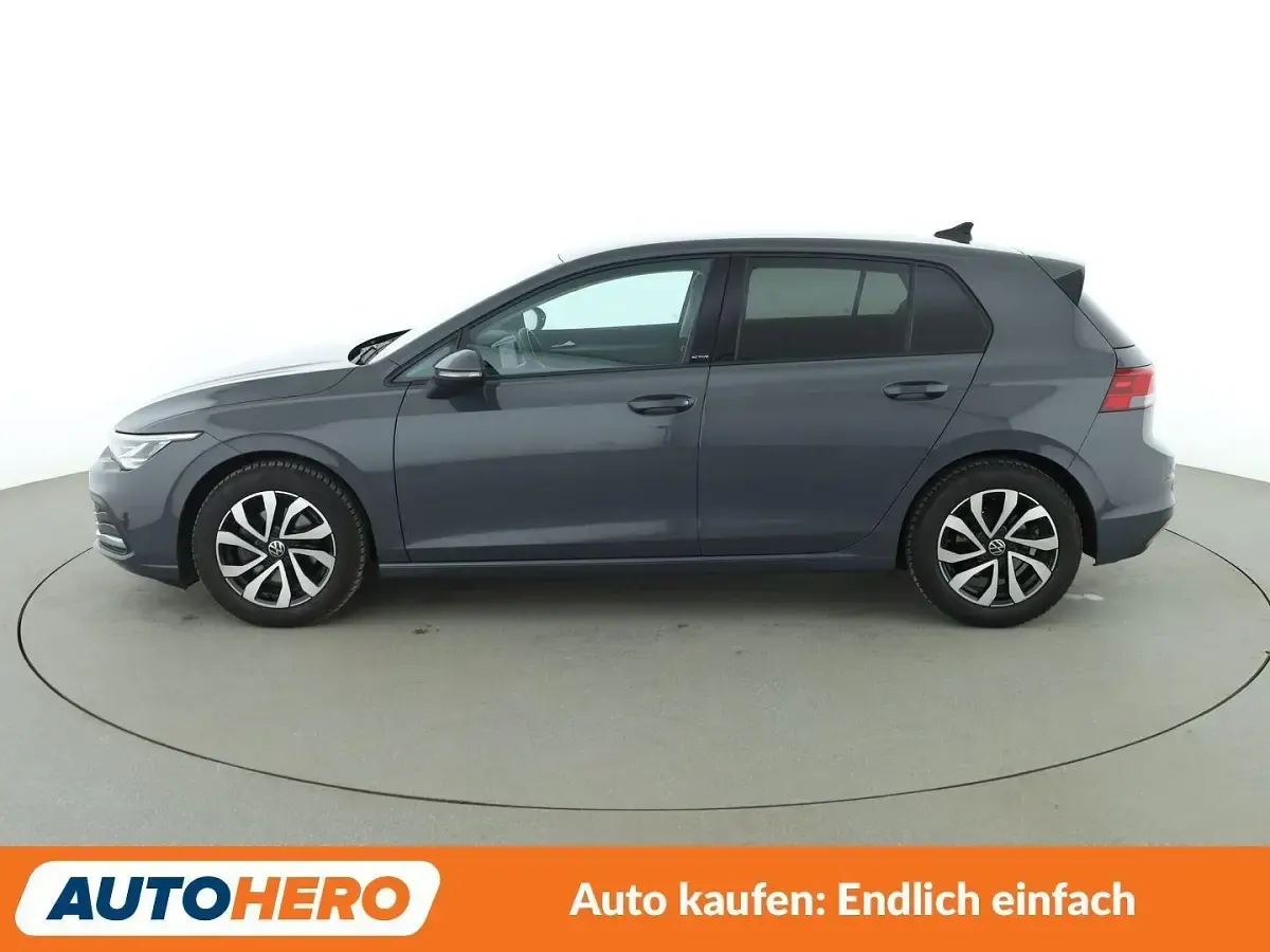 Używany VW Golf VIII Active 131 KM (96 kW) 2023 Szary Sedan/Limuzyna