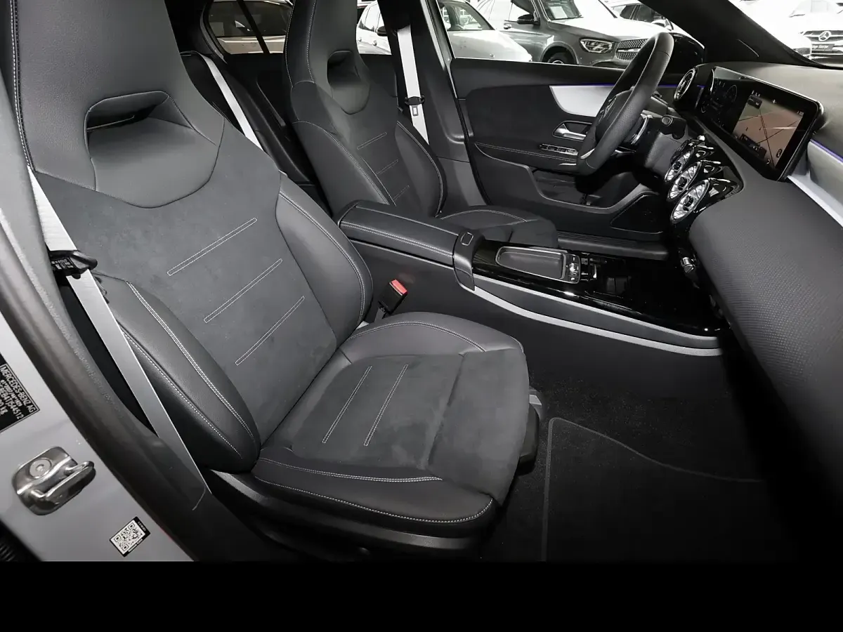 Gebraucht Mercedes A180 AMG 136 PS (100 kW) 2026 Manufaktur alpingrau uni Limousine