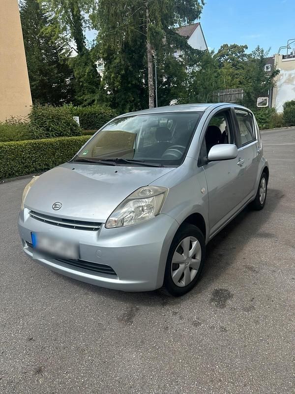 Silber Gebraucht 2005 Daihatsu Sirion Kleinwagen | 1.000 € - Bild 1/3