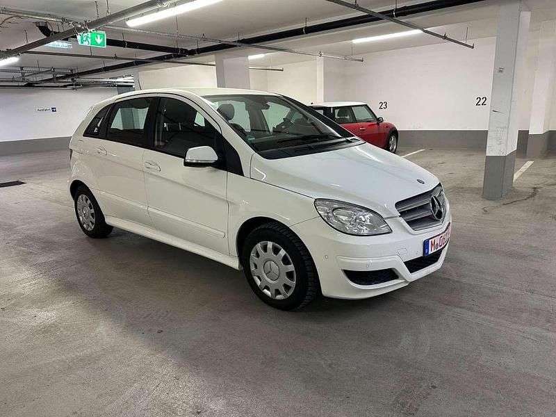 Gebraucht Mercedes B180 116 PS (85 kW) 2011 Calcitweiss/zirrusweiss Van / Kleinbus