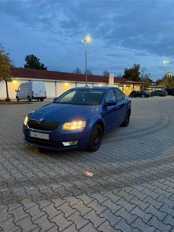 Blau Gebraucht 2013 Skoda Octavia Limousine | 11.000 € (Etwas zu teuer) - Bild 1/4