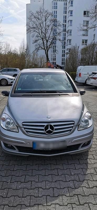 Grau Gebraucht 2007 Mercedes 180 Limousine | 2.100 € (Superpreis) - Bild 1/4