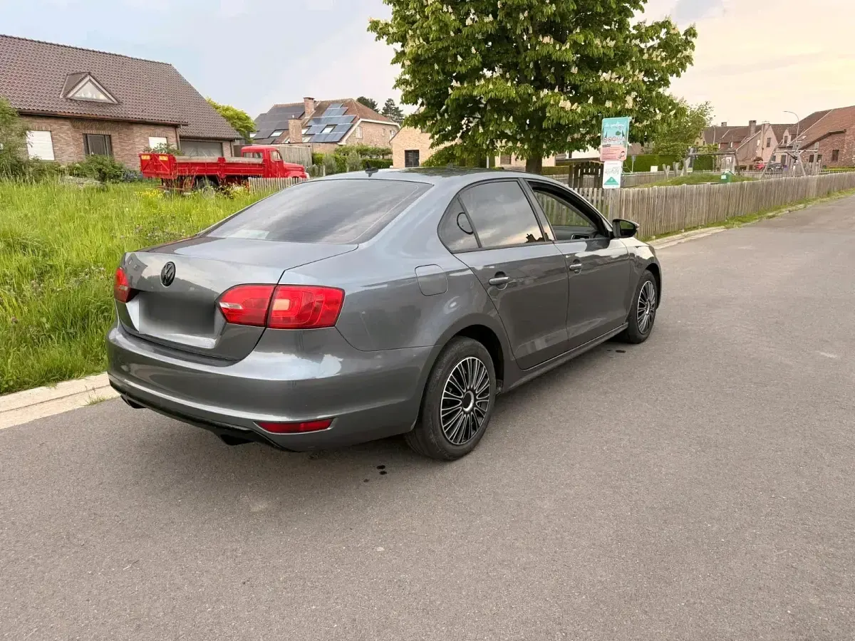 Gebraucht VW Jetta 105 PS (77 kW) 2013 Grau Limousine