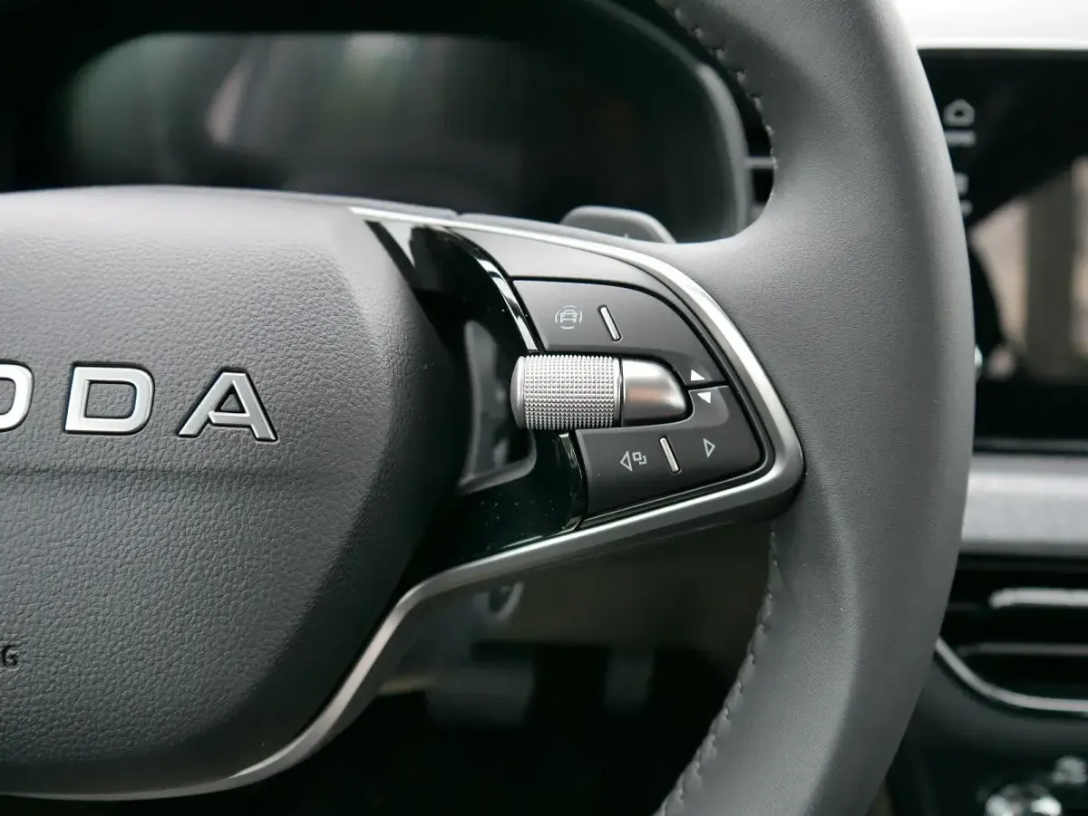 Neu Skoda Scala Selection 150 PS (110 kW) 2025 Metallic Kleinwagen