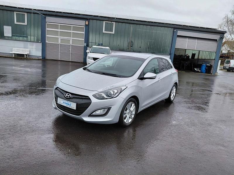 Gebraucht Hyundai i30 Intro Edition 99 PS (72 kW) 2012 Silber Limousine