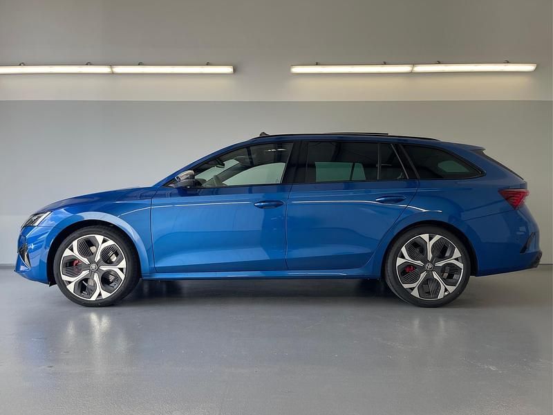 Neu Skoda Octavia RS 265 PS (194 kW) 2026 [8x8x] race blue metallic [8x8x] race blue metallic Kombi