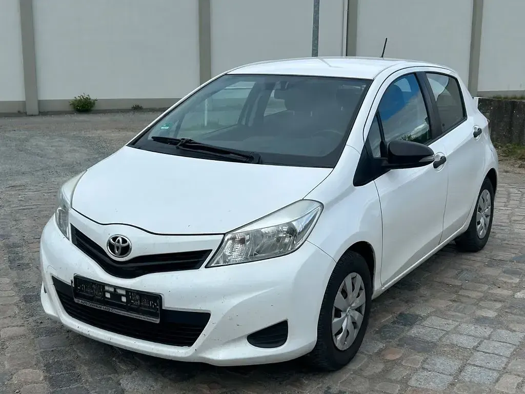 Gebraucht Toyota Yaris Basis 69 PS (50 kW) 2013 Weiß Kleinwagen