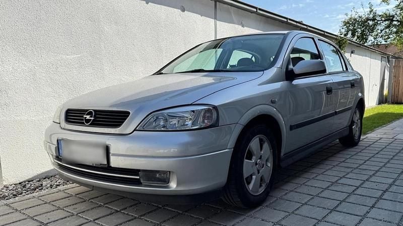 Silber Gebraucht 2002 Opel Astra Selection Limousine | 1.099 € (Superpreis) - Bild 1/4