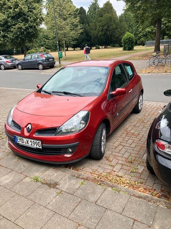 Rot Gebraucht 2006 Renault Clio II Dynamique Limousine | 2.200 € (Guter Preis) - Bild 1/4