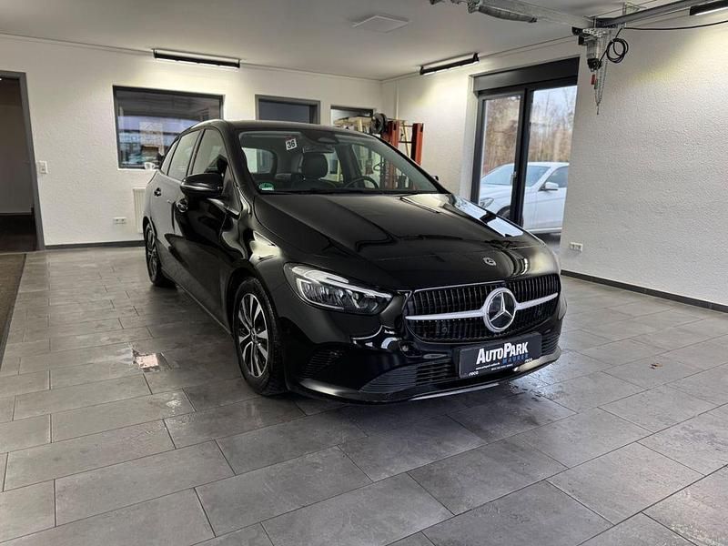 Gebraucht Mercedes B180 116 PS (85 kW) 2023 Schwarz Kleinwagen
