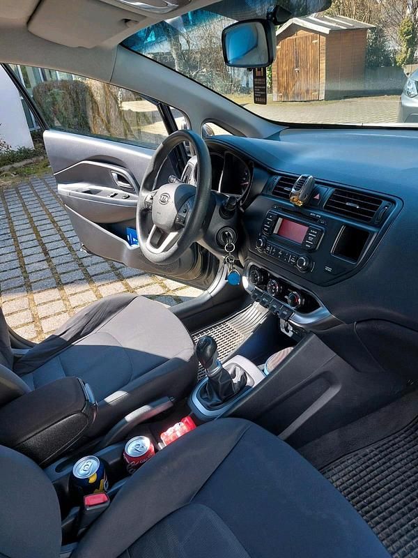 Gebraucht Kia Rio 109 PS (80 kW) 2011 Schwarz Kleinwagen