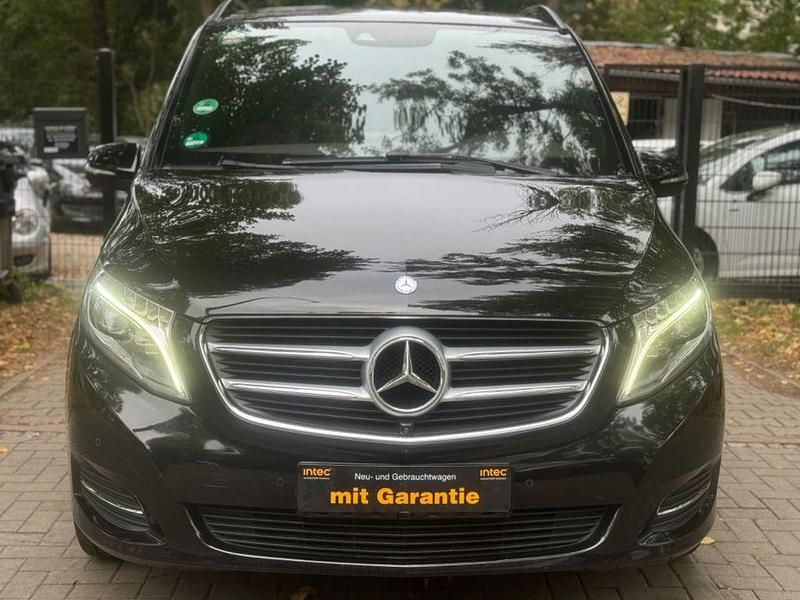 Obsidianschwarz Gebraucht 2016 Mercedes V250 Edition Van / Kleinbus | 28.999 € (Etwas zu teuer) - Bild 1/4