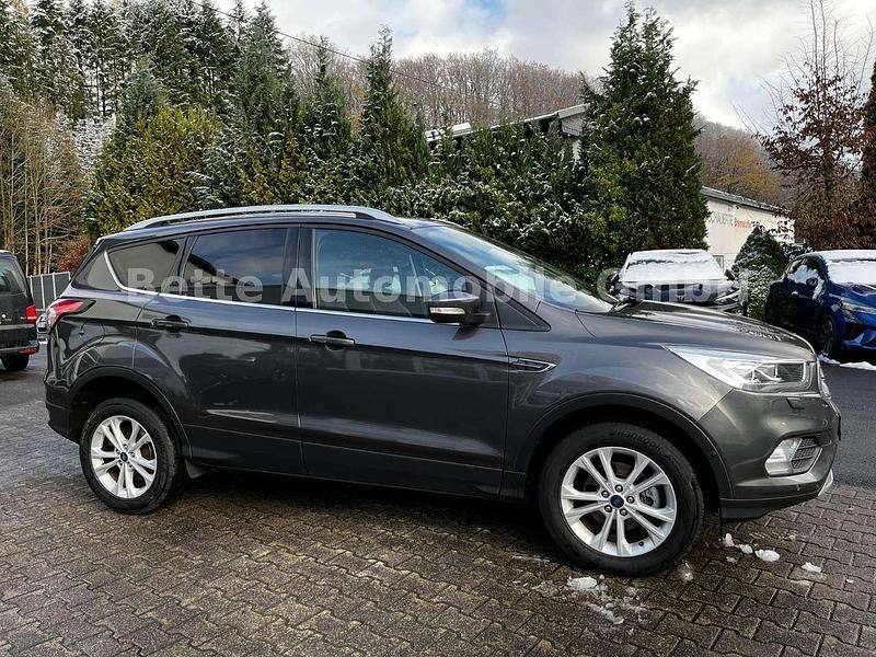 Gebraucht Ford Kuga Titanium 150 PS (110 kW) 2017 Grau SUV