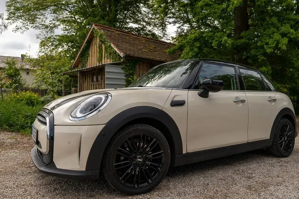 Gebraucht Mini Cooper Classic 136 PS (100 kW) 2022 Weiß Kleinwagen
