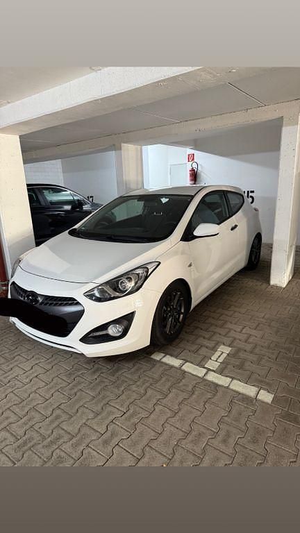 Weiß Gebraucht 2013 Hyundai i30 Limousine | 5.500 € (Fairer Preis) - Bild 1/4