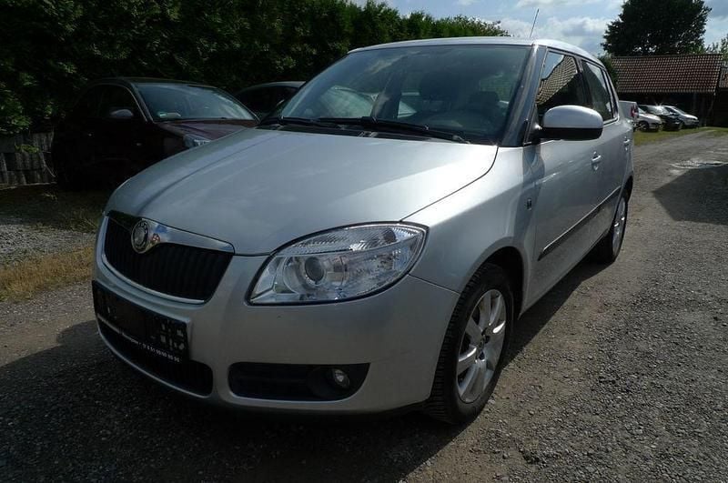 Silber Gebraucht 2010 Skoda Fabia Ambiente Limousine | 4.350 € (Fairer Preis) - Bild 1/4