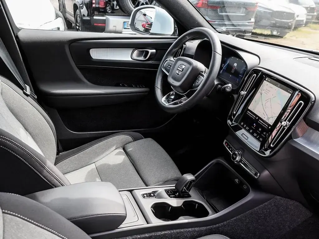 Gebraucht Volvo XC40 Core 163 PS (119 kW) 2024 Blau SUV