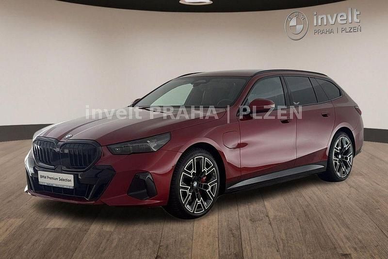 Gebraucht BMW 550e M Sport 313 PS (230 kW) 2025 Rot Kombi