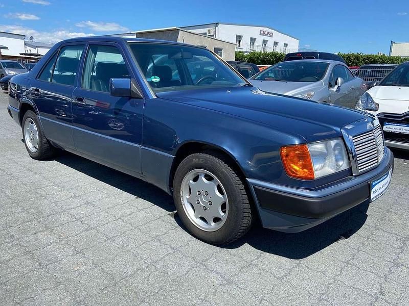 Gebraucht Mercedes E230 132 PS (97 kW) 1990 Blau Limousine