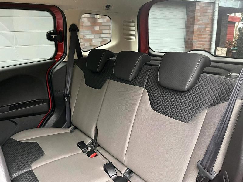 Gebraucht Ford Tourneo 100 PS (73 kW) 2016 Rot Kombi