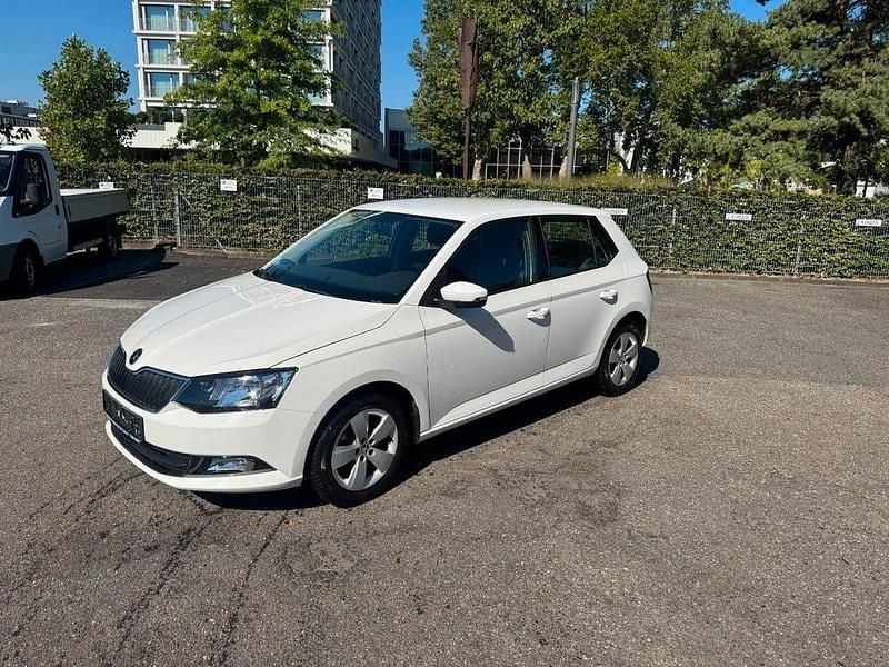 Candyweiss Gebraucht 2015 Skoda Fabia Ambition Limousine | 7.980 € (Guter Preis) - Bild 1/4
