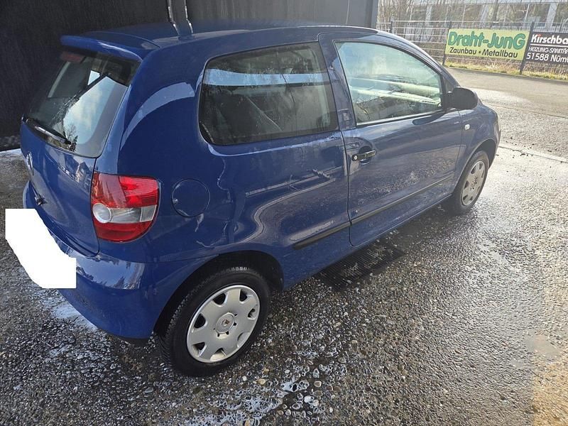 Gebraucht VW Fox 54 PS (39 kW) 2006 Blau Kleinwagen