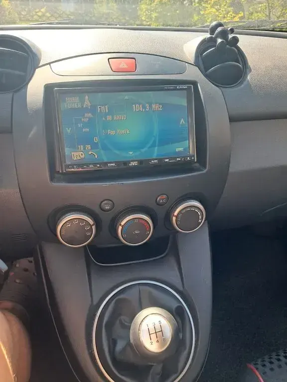 Gebraucht Mazda 2 Edition 75 PS (55 kW) 2012 Weiß Kleinwagen