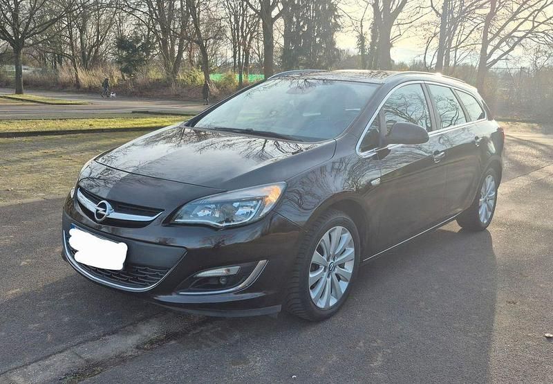 Gebraucht Opel Astra Selection 116 PS (85 kW) 2013 Braun Kombi