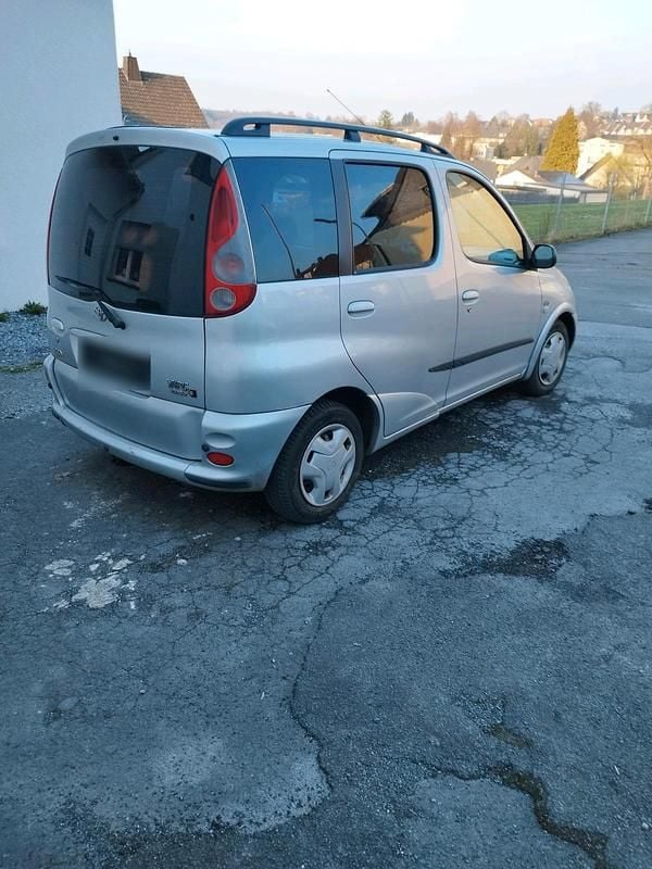 Gebraucht Toyota Yaris 85 PS (62 kW) 2000 Silber Kombi