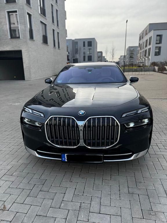 Gebraucht BMW 750e Executive 489 PS (359 kW) 2023 Schwarz Limousine