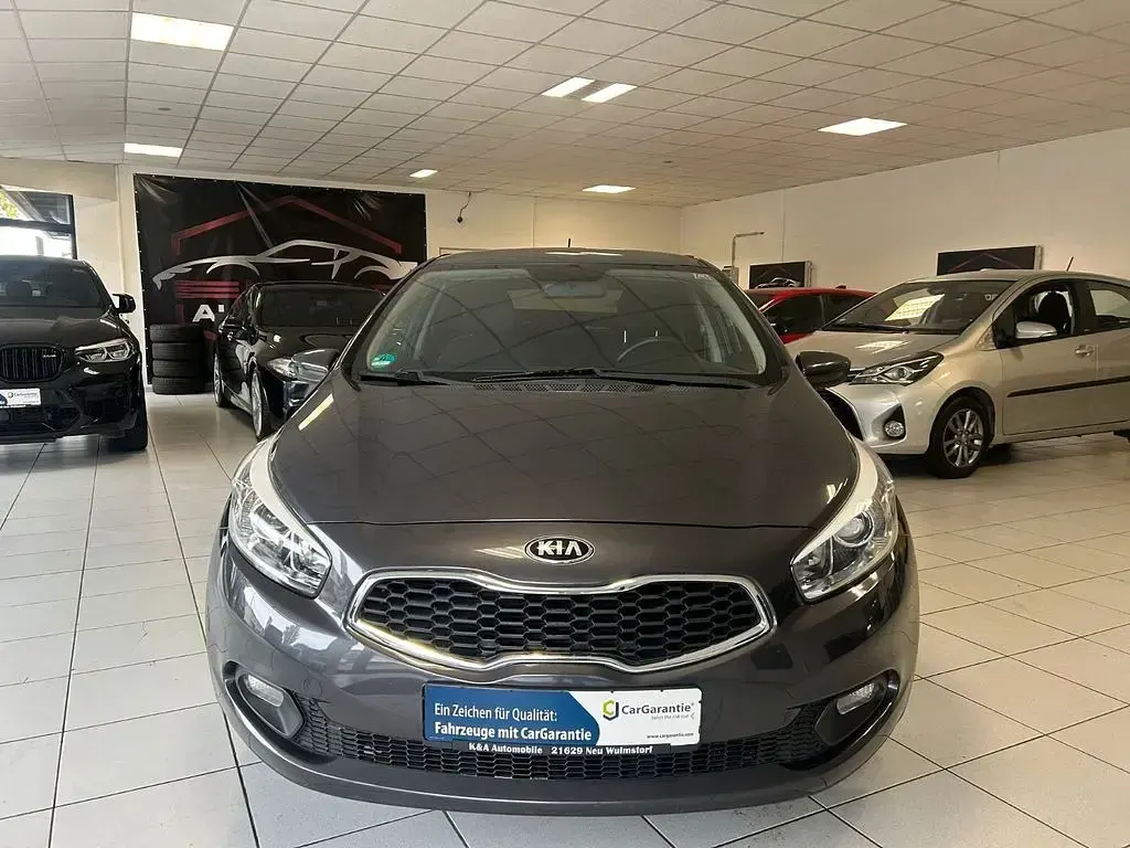 Używany Kia Ceed 99 KM (72 kW) 2014 Szary Hatchback