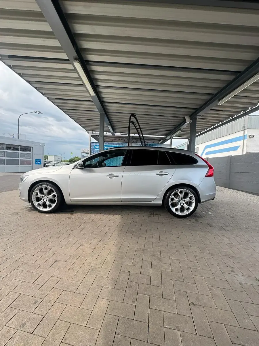 Gebraucht Volvo V60 150 PS (110 kW) 2017 Silber Kombi