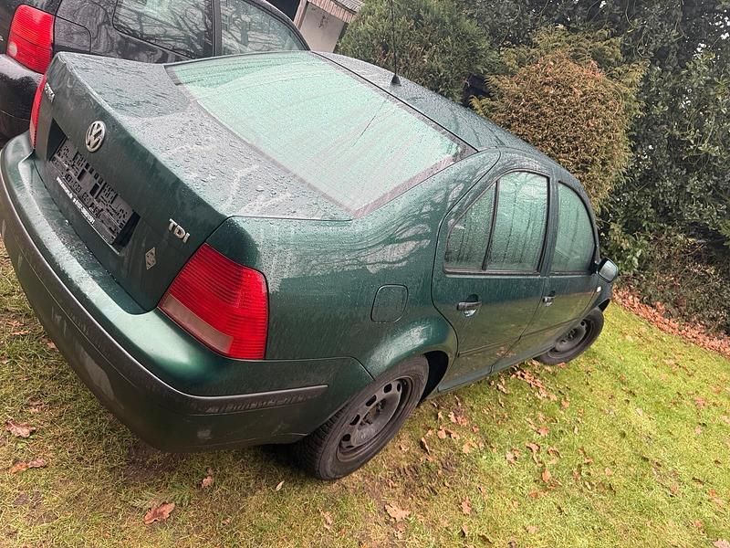 Second-hand VW Bora 90 CP (66 kW) 2002 Verde Berlinǎ