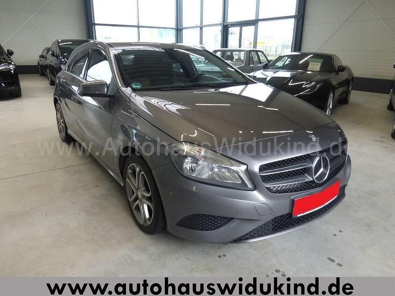 Gebraucht Mercedes A180 122 PS (89 kW) 2015 Grau Limousine