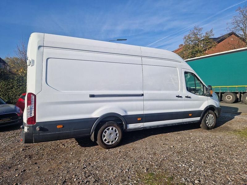 Second-hand Ford Transit Trend 131 CP (96 kW) 2019 Alb Monovolum