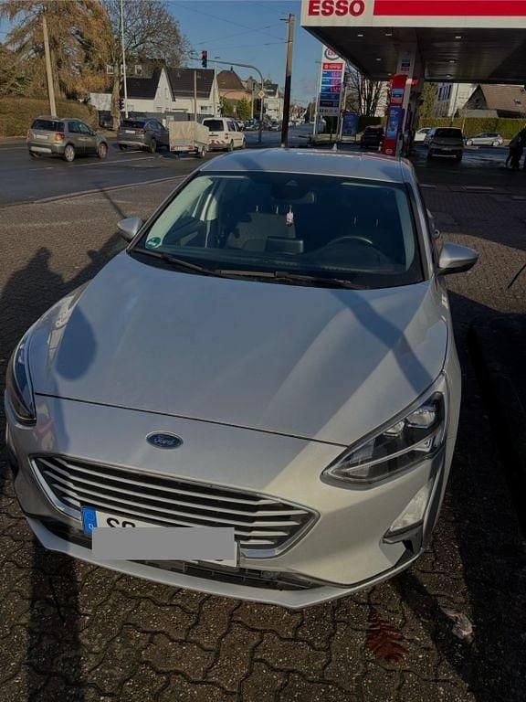 Grau Gebraucht 2019 Ford Focus Active Limousine | 11.500 € (Superpreis) - Bild 1/4