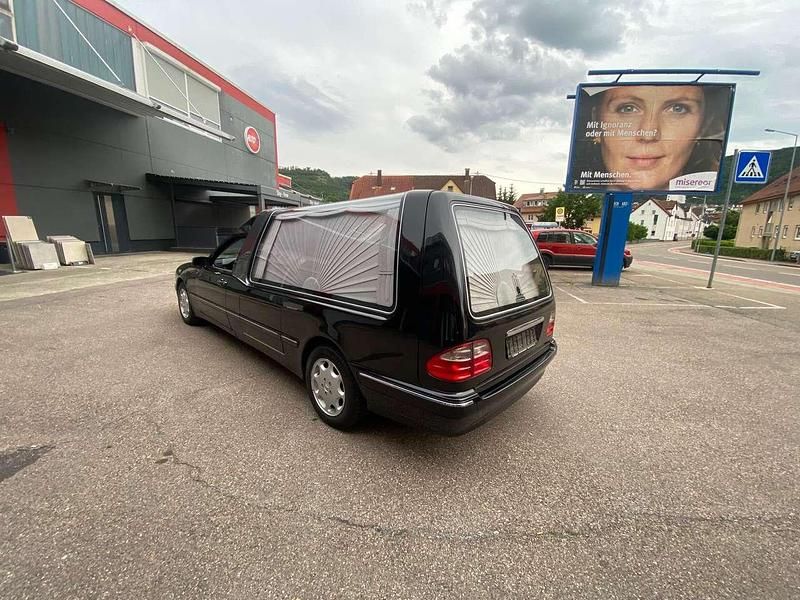 Gebraucht Mercedes E270 Elegance 170 PS (125 kW) 2001 Schwarz Kombi
