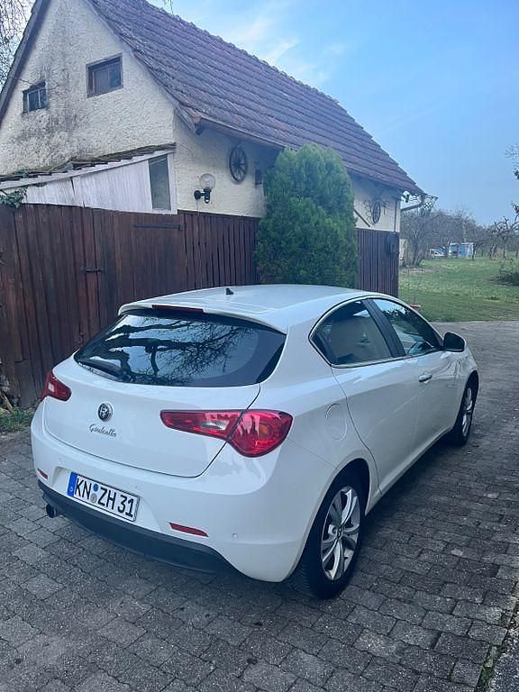 Gebraucht Alfa Romeo Giulietta 105 PS (77 kW) 2012 Weiß Kleinwagen