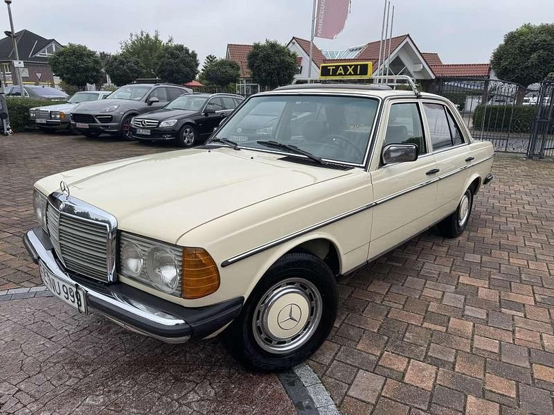 623 hellelfenbein Gebraucht 1982 Mercedes 200 Limousine | 23.450 € - Bild 1/4