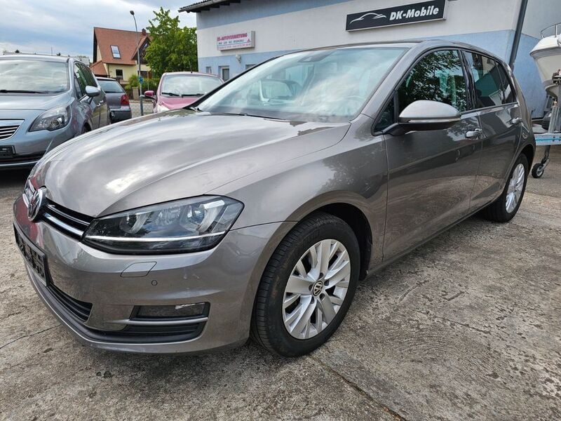 Grau Gebraucht 2016 VW Golf VII Comfortline Limousine | 8.990 € (Etwas zu teuer) - Bild 1/4