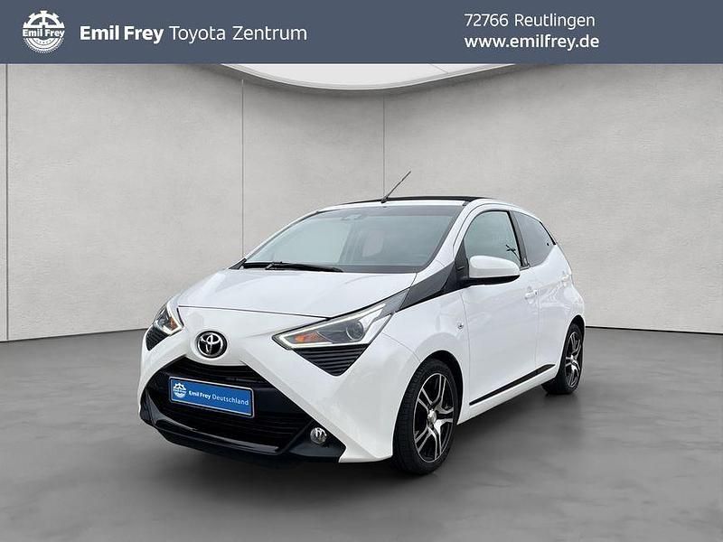 Weiß Gebraucht 2021 Toyota Aygo X-play Kleinwagen | 14.490 € (Teuer) - Bild 1/4