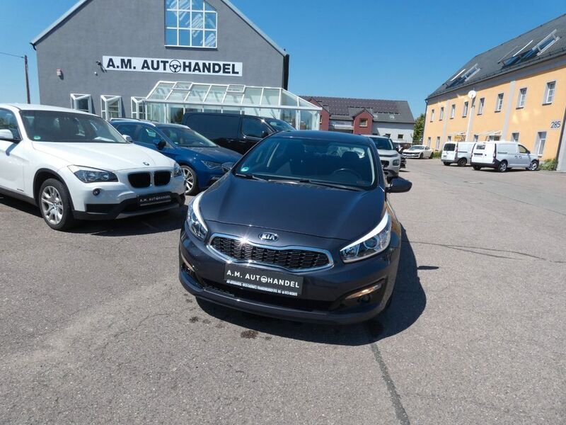 Grau Gebraucht 2016 Kia Ceed Edition 7 Limousine | 7.900 € (Guter Preis) - Bild 1/4