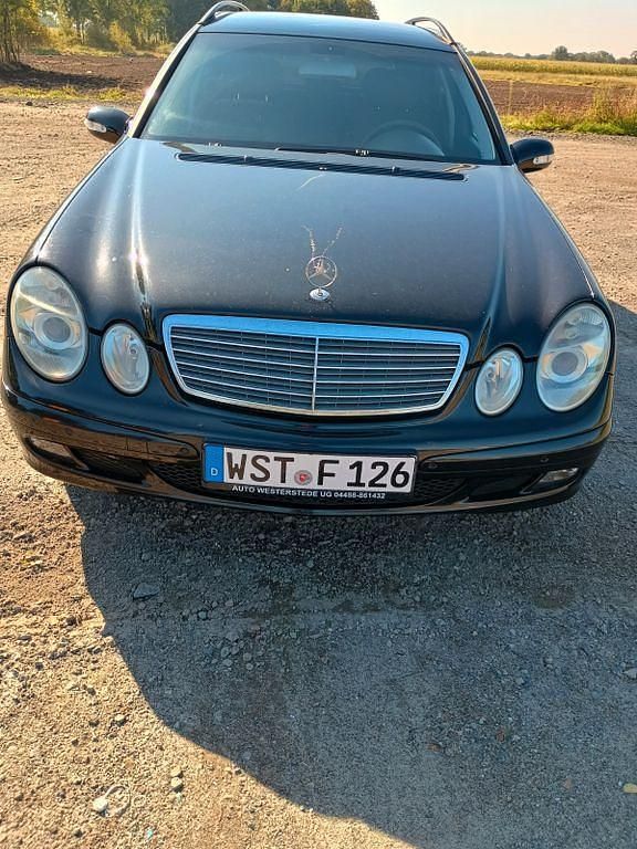 Schwarz Gebraucht 2004 Mercedes E240 Classic Limousine | 2.600 € (Fairer Preis) - Bild 1/4