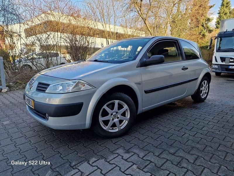 Gebraucht Renault Mégane II 113 PS (83 kW) 2003 Starsilbermetallic Limousine