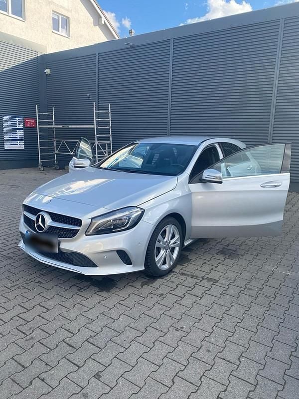 Gebraucht Mercedes A180 116 PS (85 kW) 2016 Silber Kleinwagen