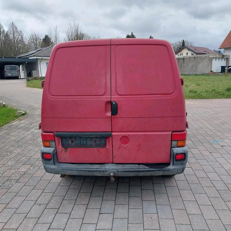 Second-hand VW Transporter 102 CP (75 kW) 2001 Roșu Van