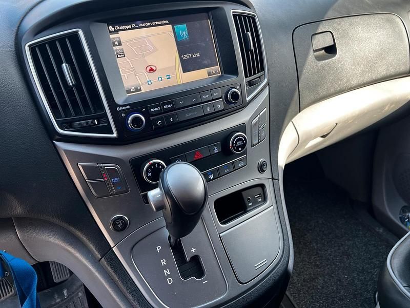 Gebraucht Hyundai H-1 177 PS (130 kW) 2015 Weiß Van / Kleinbus
