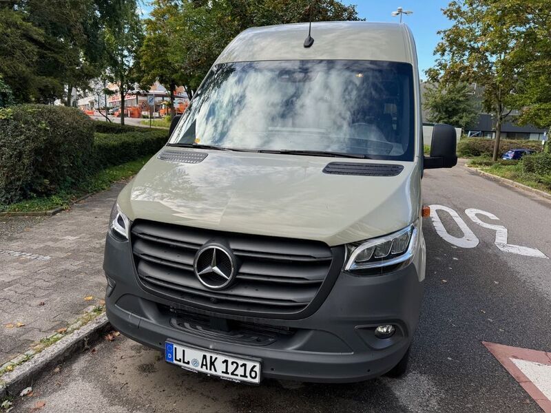 Grau Gebraucht 2023 Mercedes Sprinter Van | 58.900 € (Teuer) - Bild 1/4