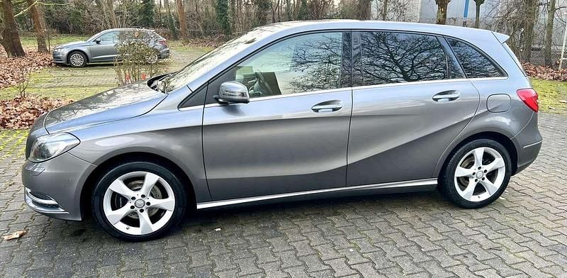 Gebraucht Mercedes B200 136 PS (100 kW) 2014 Mountaingrau Kleinwagen