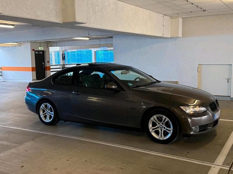 Gebraucht BMW 320 177 PS (130 kW) 2010 Braun Coupé